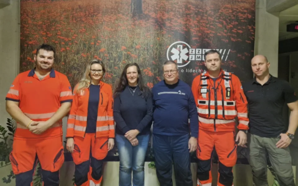 Na fotce zleva: záchranář Petr Beneš, lékařka Andrea Nováková, paní Marcela s partnerem, řidič - záchranář Zdeněk Labský a záchranář Pavel Tobiáš. Na snímku chybí inspektor provozu Honza Svoboda.