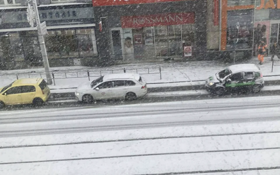 Husté sněžení komplikuje situaci na jihu Moravy. Přibývá dopravních nehod