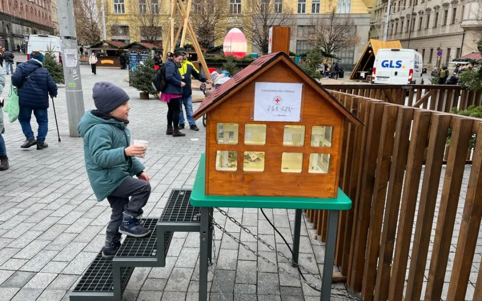 Vánoční stromy na náměstích pomáhají potřebným dětem už sto let. Kasička je na Svoboďáku i letos