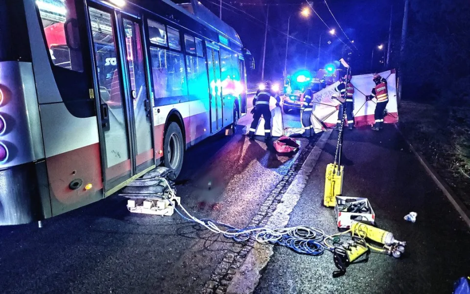 Trolejbus v Brně srazil chodce, ten zůstal zaklíněný pod zadní nápravou