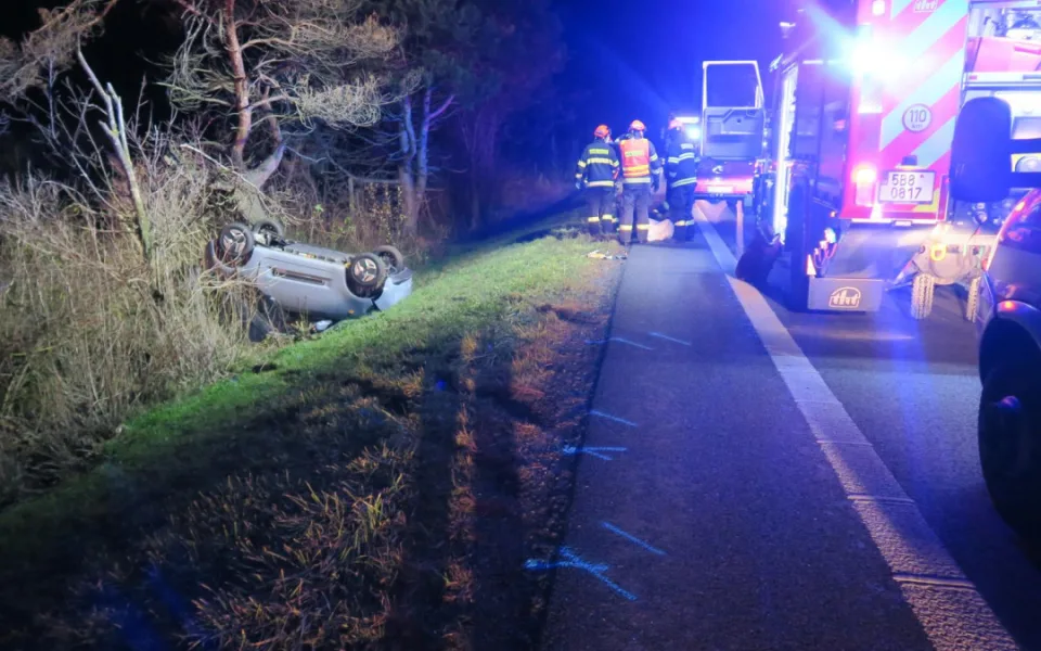 Řidič zavadil o auto, které předjížděl, to skončilo v příkopu. Šofér ujel a pátrá po něm policie