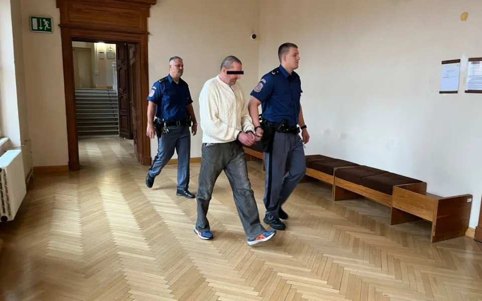 Muž ranami do hrudníku ubodal seniora, u kterého bydlel. Odsedí si patnáct let za mřížemi
