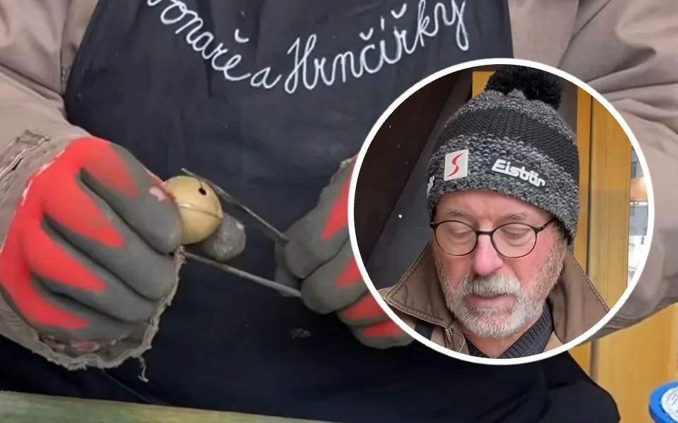 Zvonař Jan Šeda na Svoboďáku prodává rolničky. Získává tak peníze na pomoc dětem
