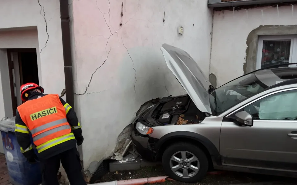 Auto v Sokolnicích vyjelo na chodník, srazilo seniora a narazilo do domu. Muž je těžce zraněný