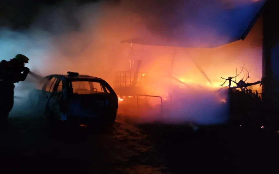 Při nočním požáru shořela chata a auto. Popálená žena skončila v nemocnici