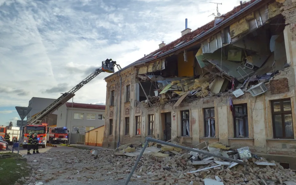 Při výbuchu v bytovém domě ve Znojmě se zranilo několik lidí. Někteří jsou v kritickém stavu