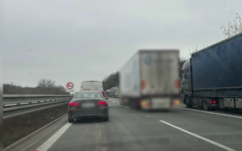 Kamioňák nechtěl u Brna čekat v koloně. Cestu si krátil záchranářskou uličkou, troubením si vynucoval přednost