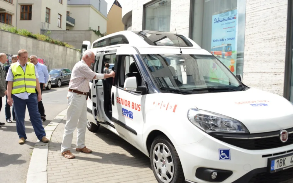Seniorbus využívá v Brně stále více lidí, letos jich zřejmě bude přes 17.000