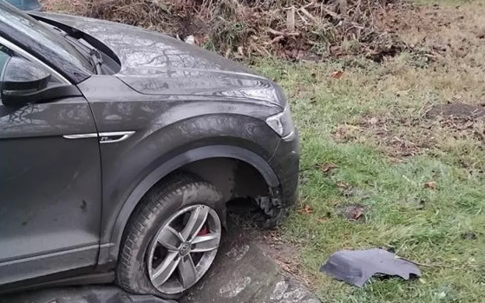 Muž v Brně se na vánoční nákupy posilnil alkoholem.  Auto zaparkoval do strouhy