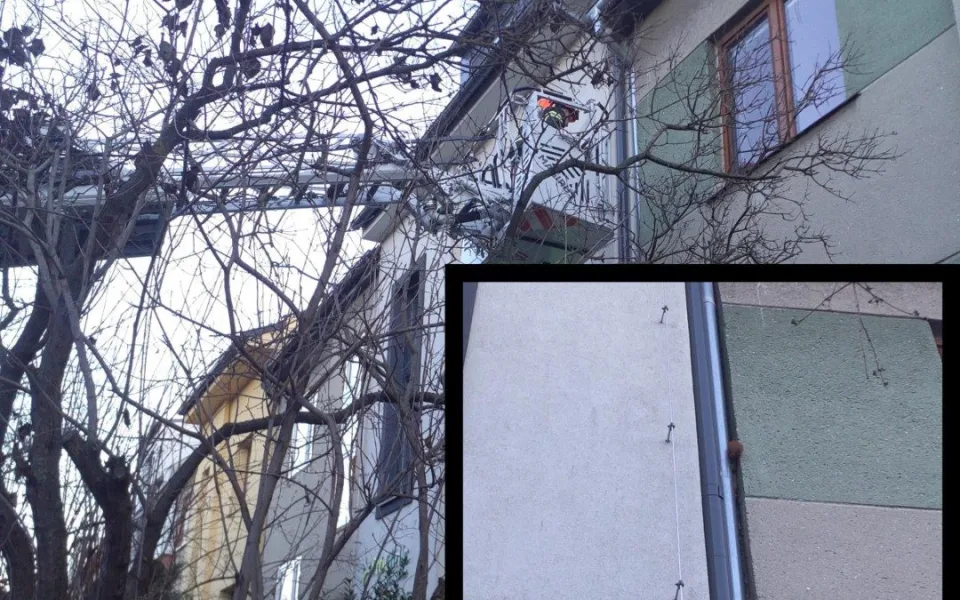 Hasiči v Brně zachraňovali veverku z velké výšky. Zasekla se mezi okapem a fasádou paneláku