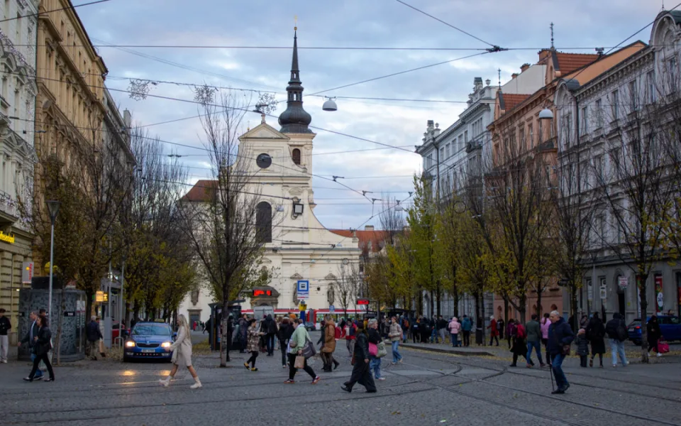 Legendární muž z Brna se letos činil. Mrštil gyrosem po věrozvěstovi nebo močil z radniční věže