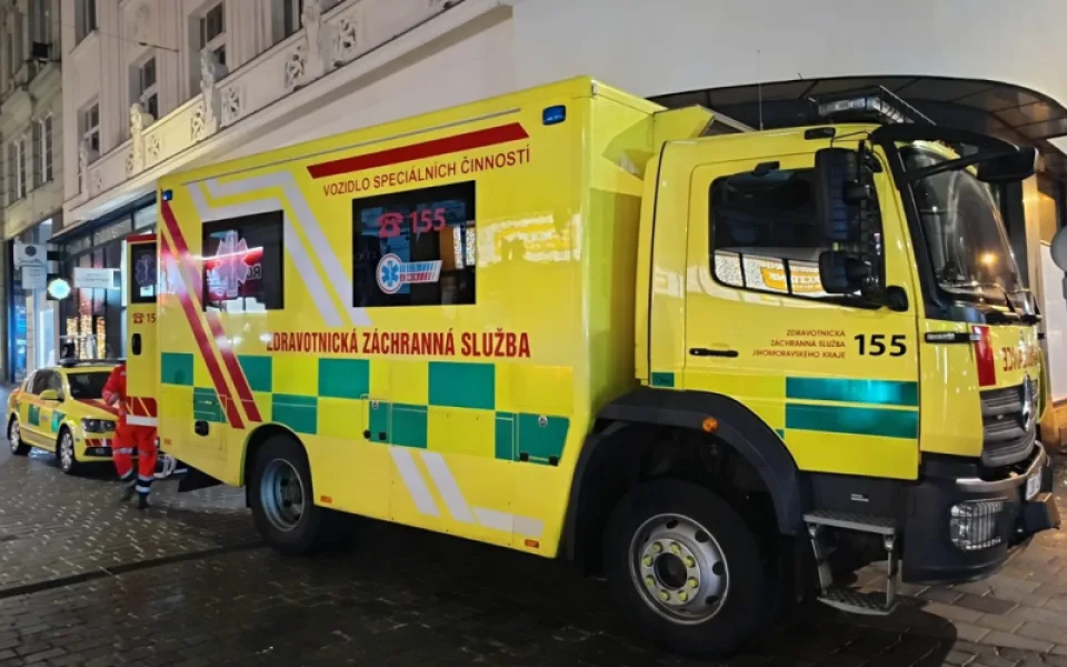 Záchranáře při novoročních oslavách zaměstnali hlavně opilí lidé. V sanitce pomohli na svět holčičce.