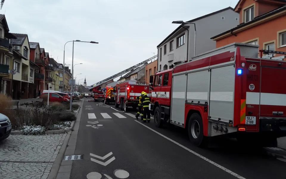 Čtyři jednotky hasičů zasahují u požáru v Hodoníně. Jeden člověk je zraněný