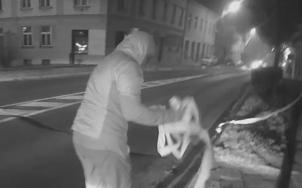 Mladí muži se na silvestra bavili rozmotáváním toaleťáku v ulicích. Dostali pokutu a papír uklidili