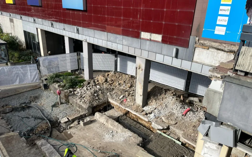 Průchod pod terasou obchodního domu Dornych se uzavřel. Lávka k Vaňkovce zůstává otevřena