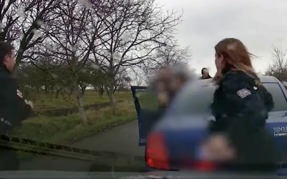 Řidič na drogách ujížděl policii i s prázdnou pneumatikou. Z auta ho dostala až namířená zbraň
