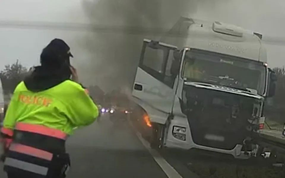 VIDEO: Řidič kamionu za volantem zkolaboval. Kolos po nárazu do svodidel začal hořet, zasáhli policisté