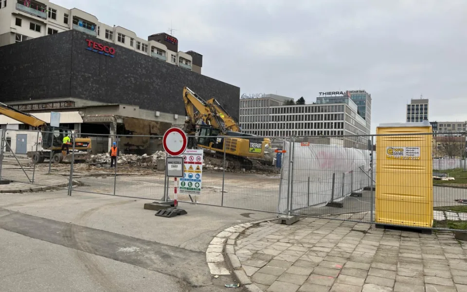 VIDEO: Dělníci povolali těžkou techniku. Dnes začala demolice bývalého brněnského Prioru