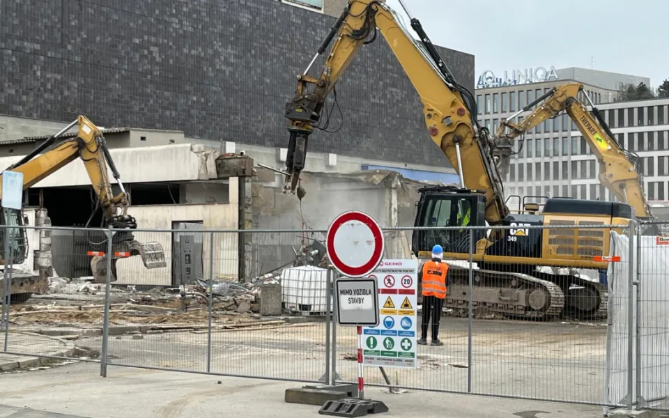 FOTOGALERIE: Bývalý brněnský Prior jde k zemi. Dnes začala demolice ikonické budovy