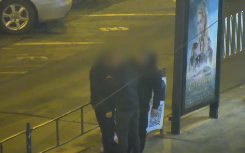 VIDEO: Opilého muže okradli na zastávce o mobil a peněženku. Nevšiml si, že mu někdo hrabe do kapes
