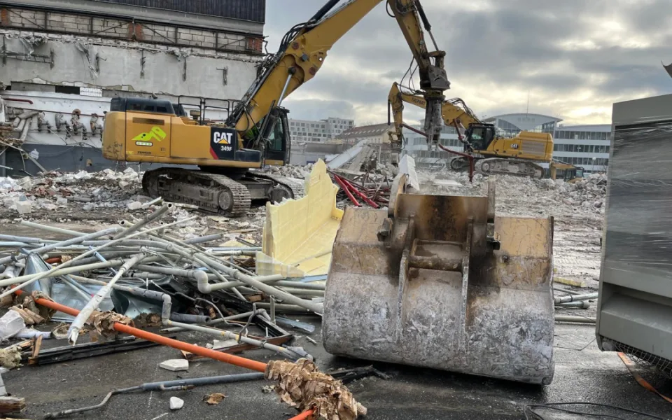 ANKETA: Bývalý brněnský Prior obsadily bagry. Souhlasíte s demolicí ikonického obchoďáku?