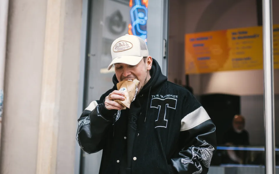 Rapper Maniak v Brně otevřel kebab. Lidé na něj ve frontě čekali i hodinu, říká v rozhovoru