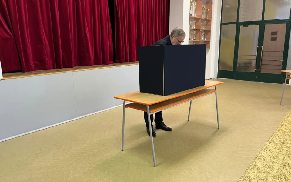VIDEO: Lidé v Brně si v doplňovacích volbách vybírají nového senátora. Hlas odevzdal i premiér Fiala