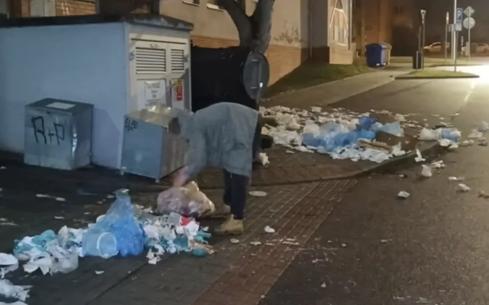 VIDEO: Chlapík po ulici rozhazoval odpadky z popelnice. Dostal pokutu a vše poslušně uklidil