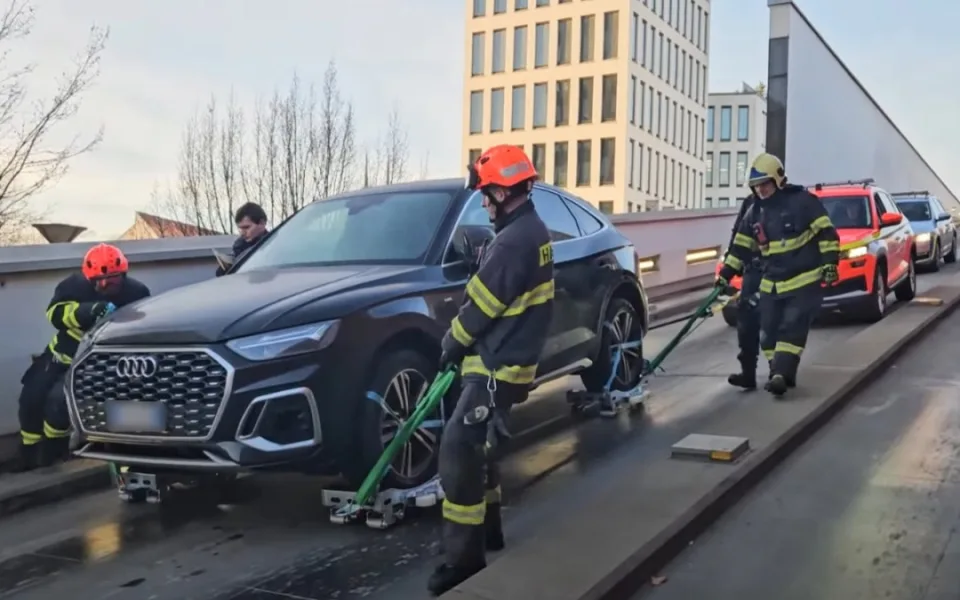 Hasiči odvezli zaparkované auto ze střešních garáží, aby ho mohla naložit odtahovka
