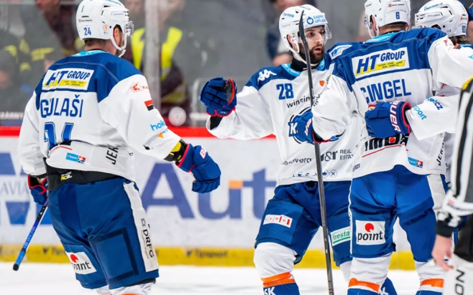 Hokejisté Komety vyhráli v Třinci 3:1 a zabrali po třech porážkách