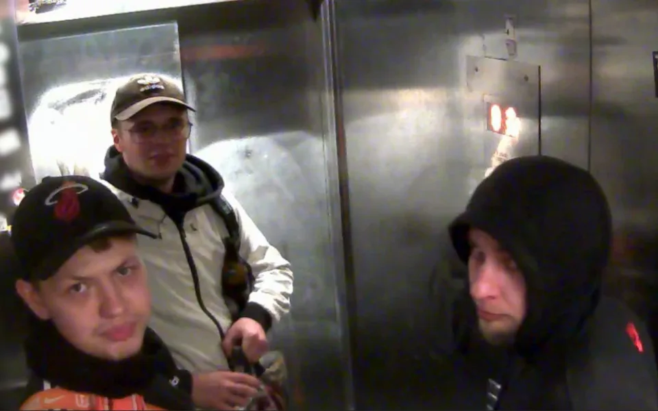 VIDEO: Mladíci koukali do kamery, pak je napadlo ji postříkat sprejem. Pátrá po nich policie