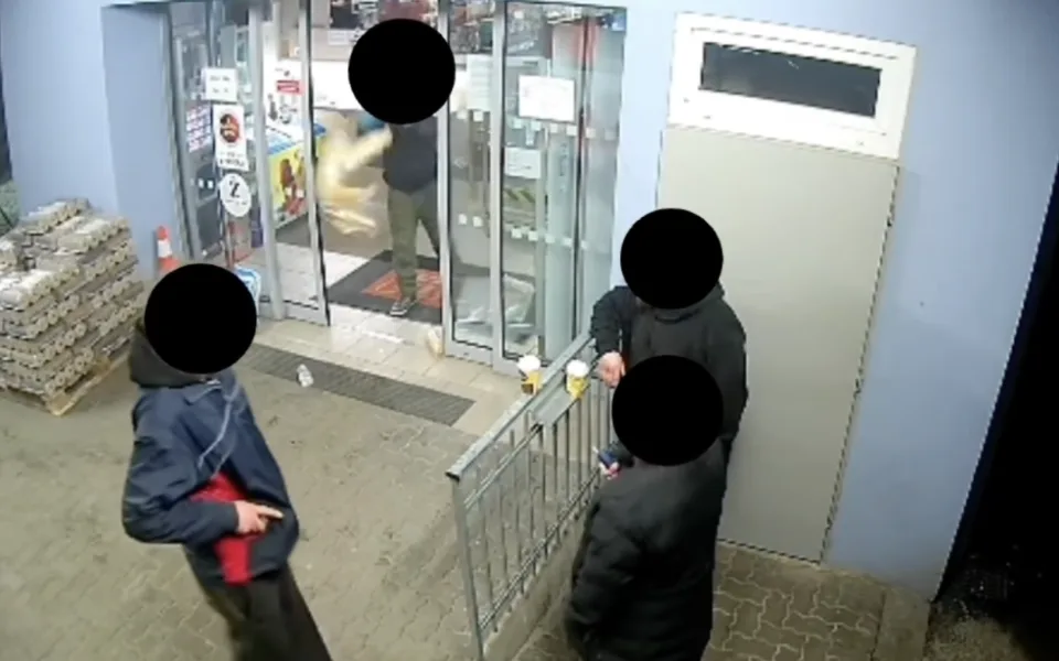VIDEO: Opravdu rychlé občerstvení. Na znojemské benzince létaly vzduchem bagety