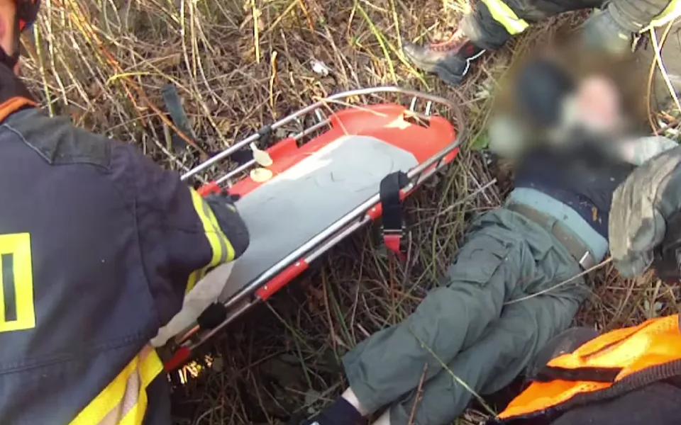 VIDEO: Zásah jako v divočině. Senior v Brně spadl ze srázu do hustého houští, vypátrali ho hasiči