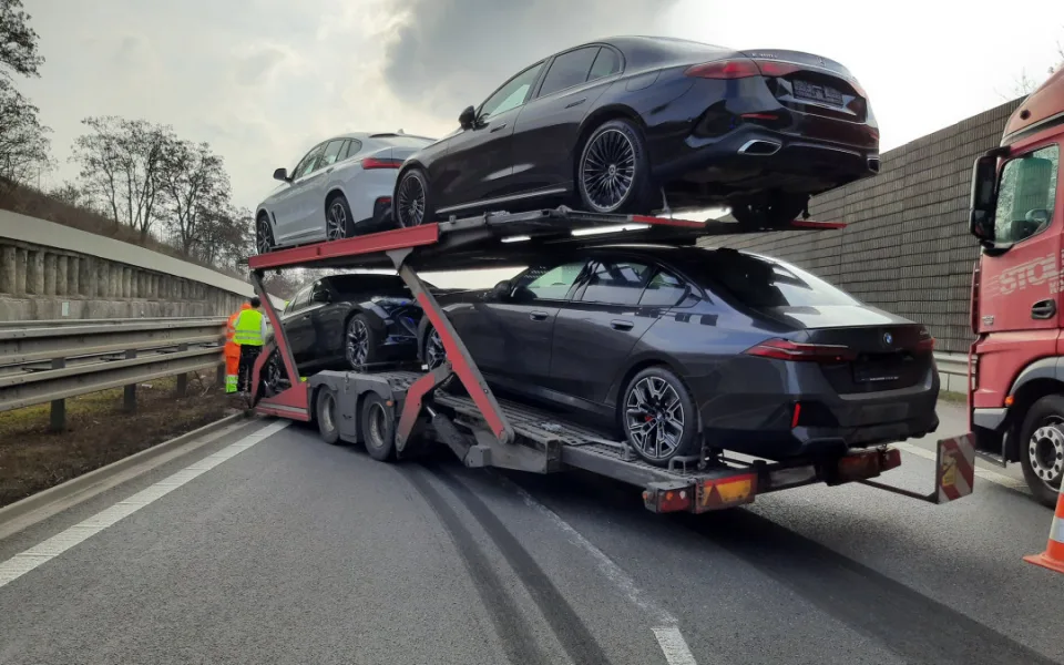 Na dálnici se utrhl návěs s luxusními auty. Zablokoval oba jízdní pruhy