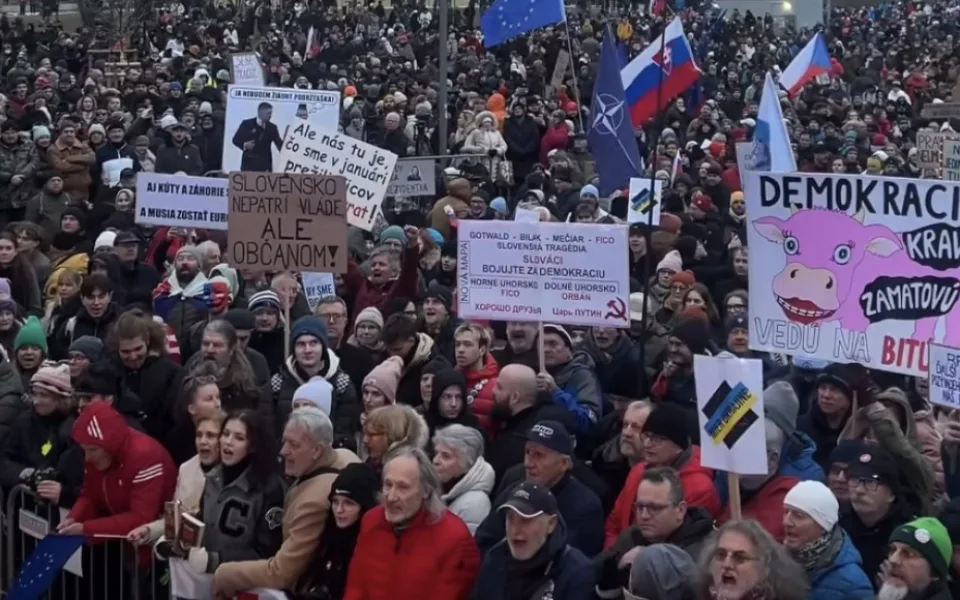 Brněnské náměstí Svobody zaplnily stovky Slováků. Účastníci protestu se vymezili vůči Ficově vládě