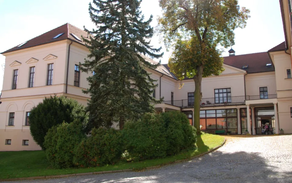Lidé z Habrovanského zámku najdou nový domov ve Slavkově. V komunitním bydlení bude žít dvanáct lidí