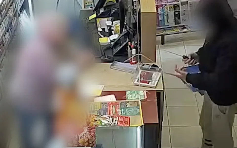 VIDEO: Zloděj s nožem přišel vykrást trafiku. Díky statečné prodavačce skončil v rukou policie