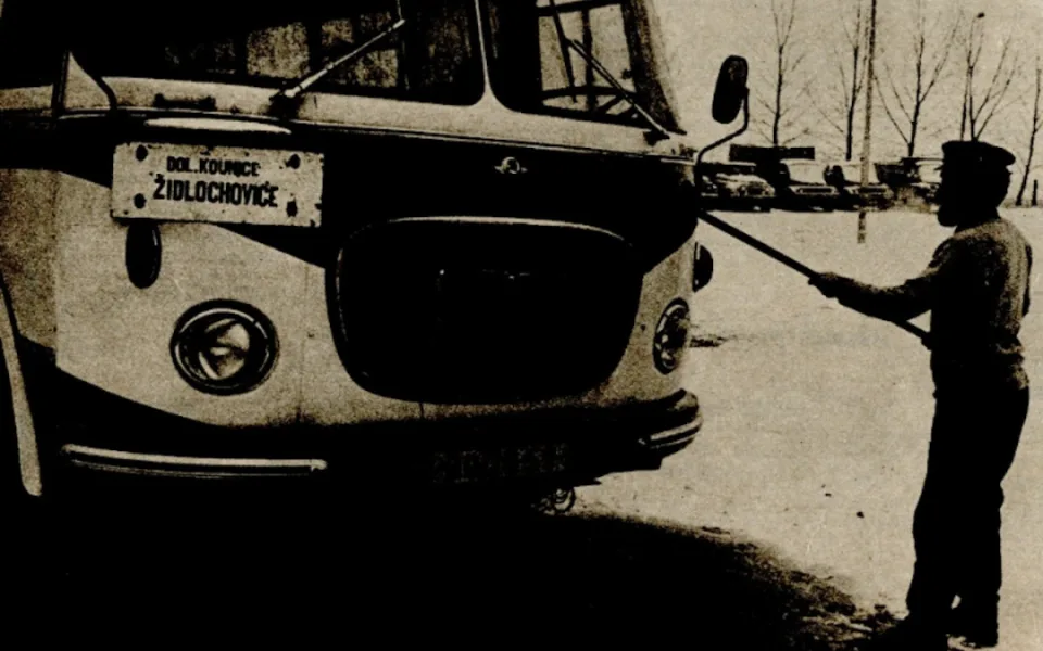 Řidič autobusu hrdinou, zachránil topící se děti z ledové řeky. Připomeňte si příběh starý padesát let