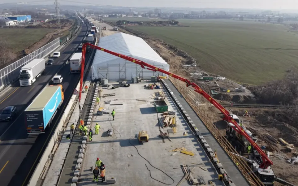 VIDEO: Práce na dálnice D1 v Brně trvají i v mrazech. Stavbaři pracují v obřích stanech