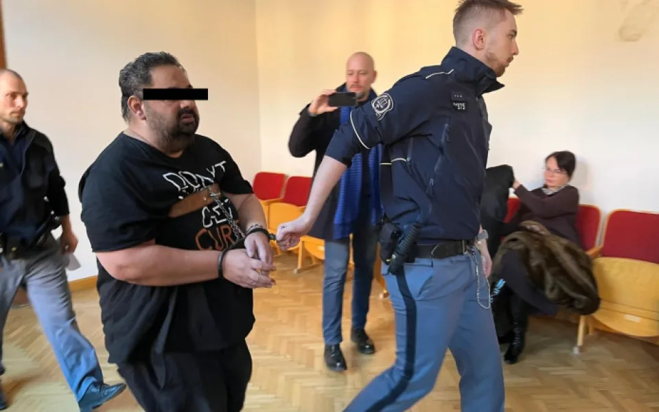 Muž v Hodoníně zabil družku a nožem napadl syna. Odsedí si devatenáct let za mřížemi