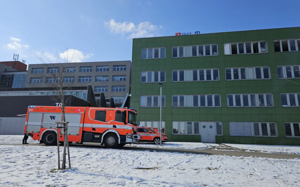 V Brně vypukl požár serverovny. Evakuovaly se stovky lidí, škody jsou ve vyšších milionech
