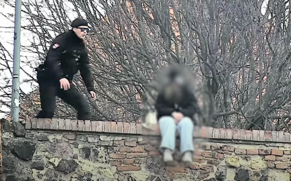 VIDEO: Zoufalá dívka seděla na hradbách a chtěla se zabít. Život jí zachránili policisté