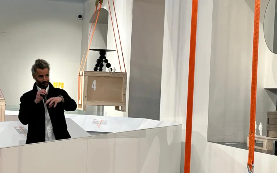 V Moravské galerii vystavuje designér Jan Plecháč. Díla visí ze stropu, podpírají je figurky umělcových přátel