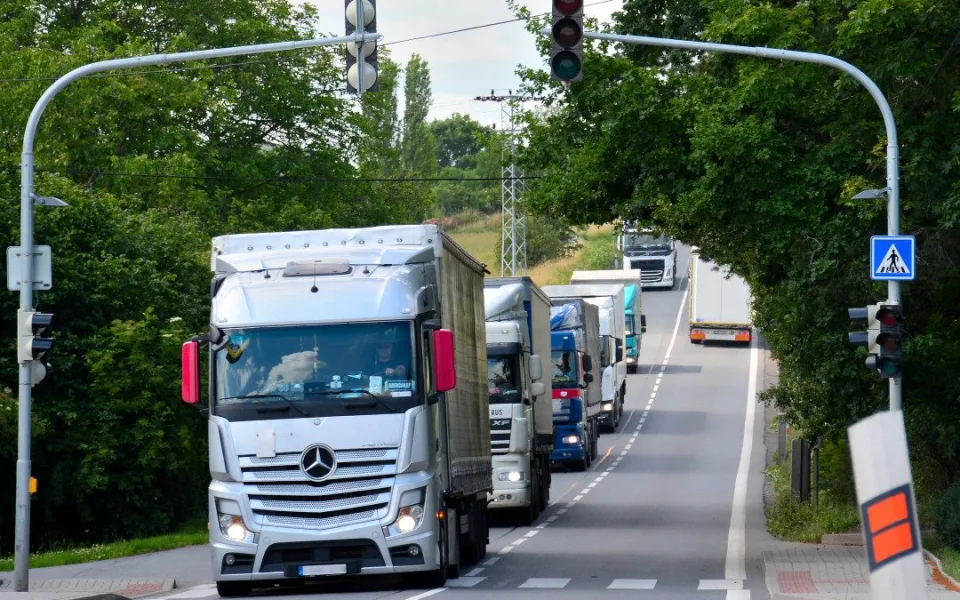 Policisté na jihu Moravy kontrolovali váhu kamionů. Jeden byl přetížený o dvanáct tun
