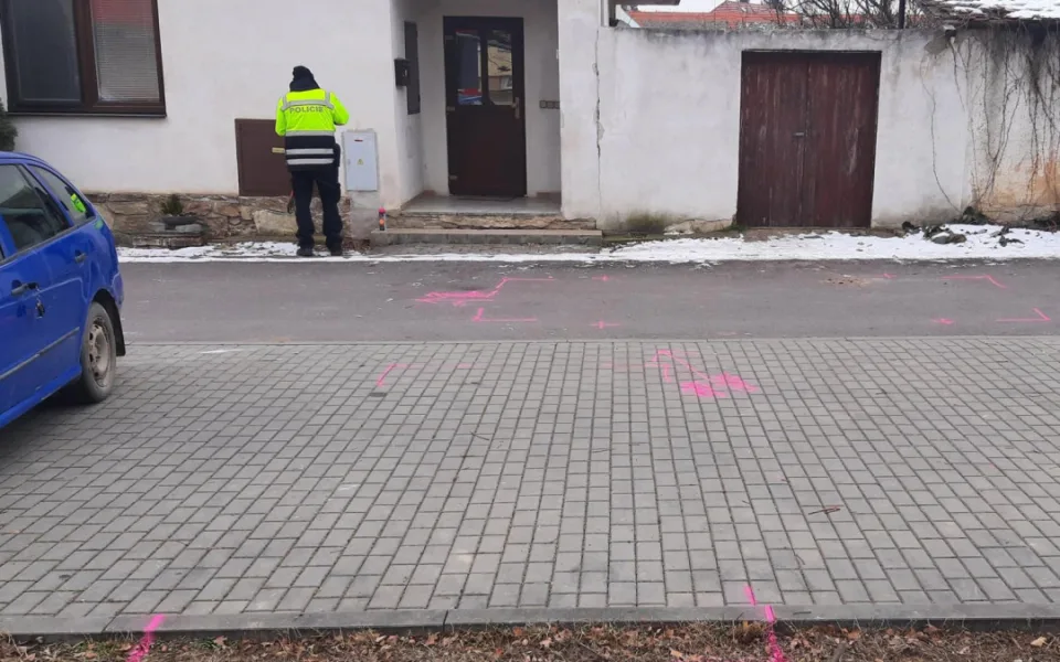 Řidič na Znojemsku při couvání srazil malé dítě. Zůstalo zaklíněné pod autem, musel pro něj letět vrtulník