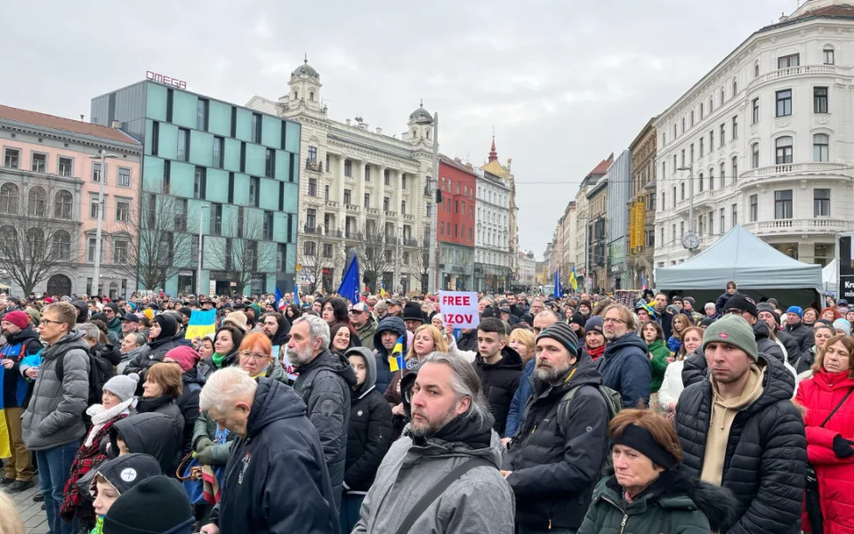VIDEO: Brno si připomíná tři roky od začátku války na Ukrajině. Stovky lidí vyjádřily na Svoboďáku podporu