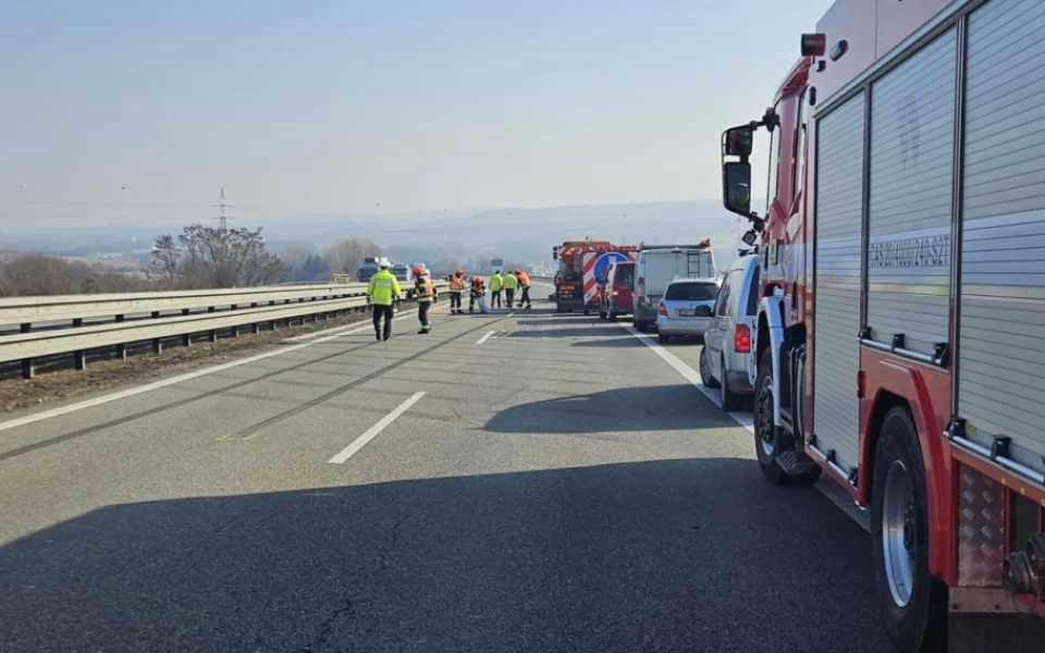 Dálnici u Brna zablokovala nehoda čtyř aut. Dva lidé se zranili