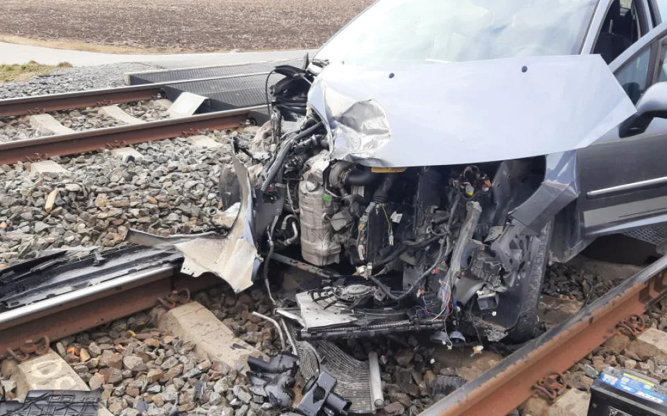 Mladý řidič na Vyškovsku ignoroval výstrahu na přejezdu. Vjel pod kola lokomotivě, vyvázl bez zranění