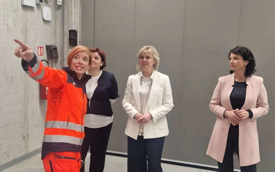 První dáma Eva Pavlová navštívila jihomoravské záchranáře. Prohlédla si jejich základnu v Bohunicích