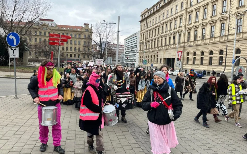 VIDEO: Brněnský Bronx pohltilo masopustní veselí. Průvod upozornil na rostoucí dopravní zátěž